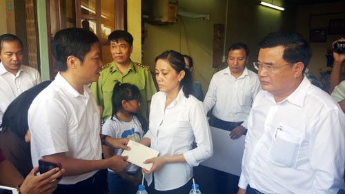 Thăm, tặng quà cho gia đình cán bộ bị buôn lậu tấn công ảnh 1